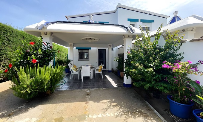 El Palmar House | Holiday Home 'Coral' with Shared Pool, Wi-Fi and Air Conditioning