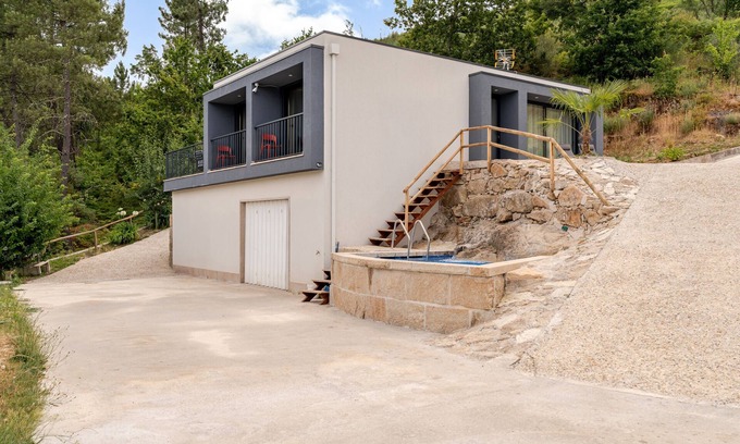 Molares House | Holiday Home 'Felicidade' with Mountain View, Wi-Fi and Air Conditioning