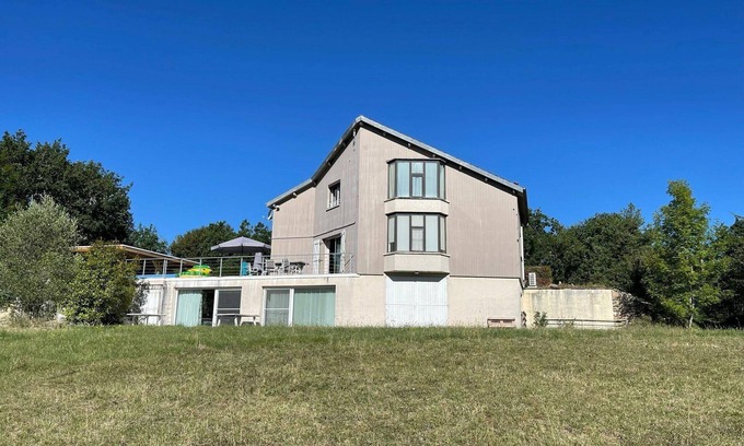 Caniac-du-Causse House | Holiday Home in Dordogne with Pool & Bubble Bath