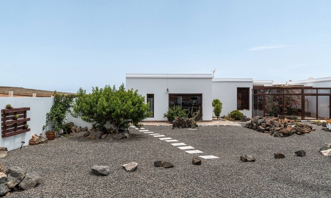 Teguise House | Holiday Home 'Guenia II' with Mountain View, Wi-Fi and Air Conditioning