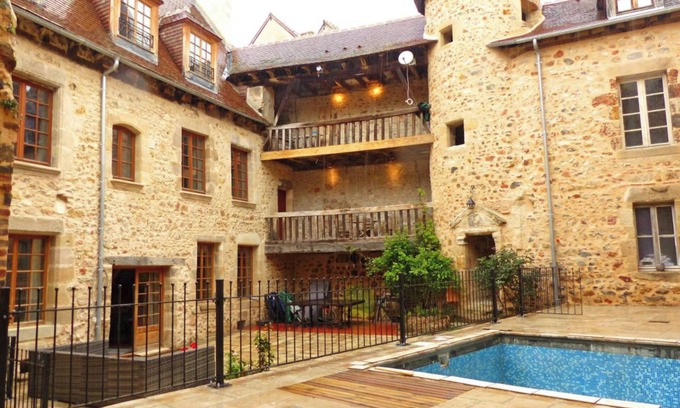 Herisson House | Holiday Home 'L'ancien College' with Private Pool, Wi-Fi and Air Conditioning
