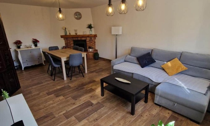 Martin Miguel House | Holiday Home 'Las Natillas Con V' with Mountain Views, Private Terrace and Wi-Fi