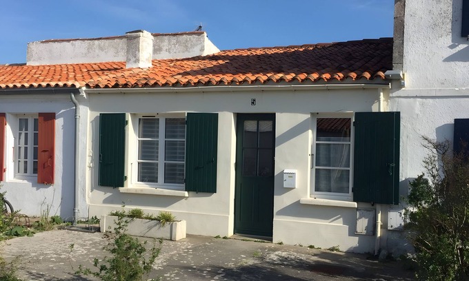 Ile-d'Aix House | Holiday Home 'Maison De Village' with Private Terrace, Private Garden and Wi-Fi