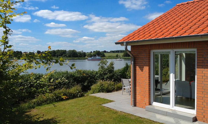 Kosel House | Holiday Home 'Schilfuferhaus' with Sea View, Private Terrace and Wi-Fi