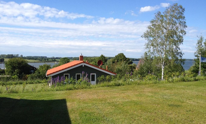 Sieseby House | Holiday Home 'Skipper-Lodge Nord' with Sea View, Private Terrace and Wi-Fi