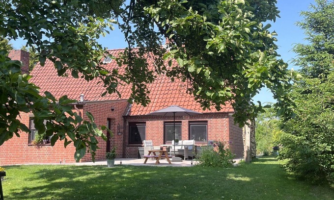 Neuenkirchen House | Holiday Home 'Urlaub An Der Elbmündung' with Private Terrace, Private Garden and Wi-Fi