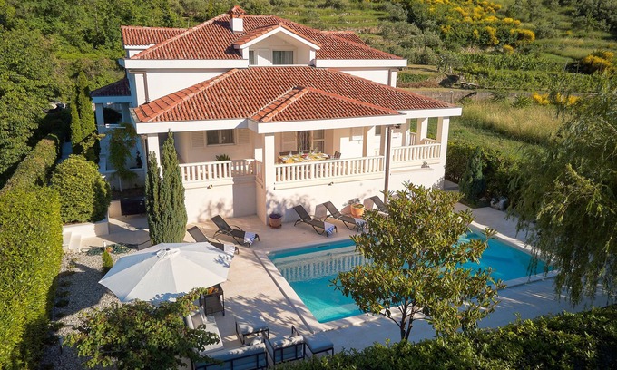 Zrnovnica House | Holiday home with heated pool near Split