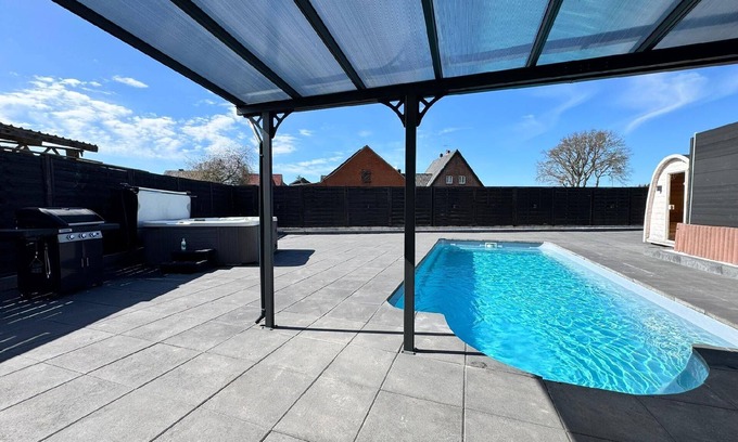 Neuborger House | Holiday home with private hot tub and air conditioning.