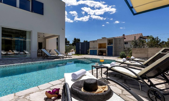 Zaostrog House | Holiday house Zaostrog for 1 - 6 persons with 3 bedrooms - Holiday house