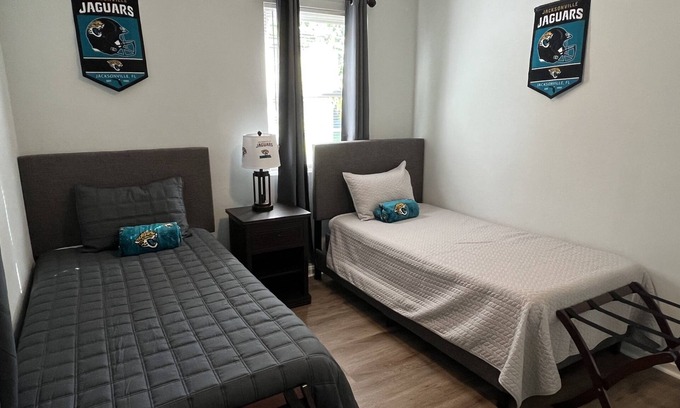 Riverview House | Home Away from Home! 18 min. from Jax Airport and 14 min. from Everbank Stadium