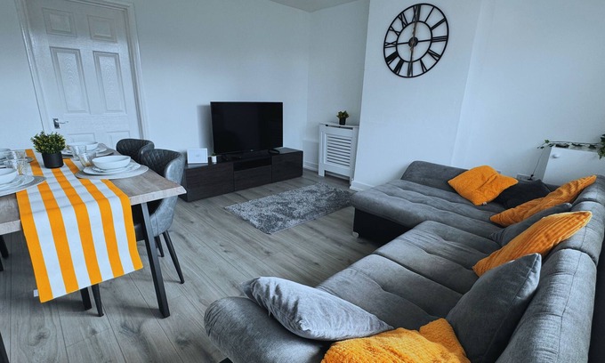 Northampton House | Home in Northampton 3 bed entire space with private drive parking