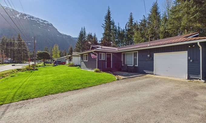 Mendenhaven House | Home Near Mendenhall Glacier with Large Backyard