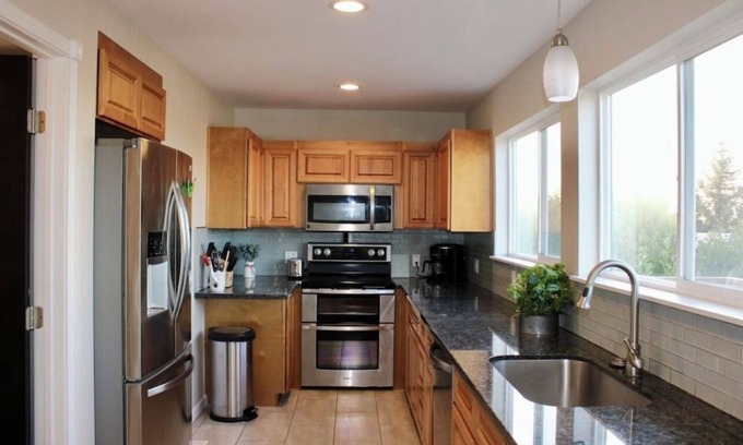 North Bend House | Home with arcade, 10 minutes to the dunes, 15 minutes to the beach