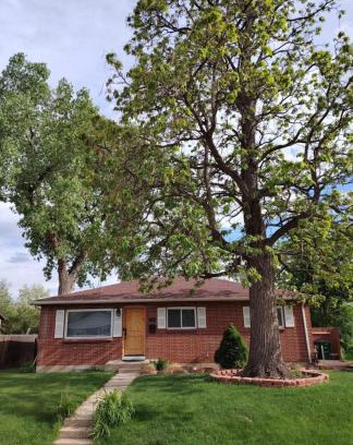 Fort Logan House | Home with Garden 3BR Perfect Family & Groups