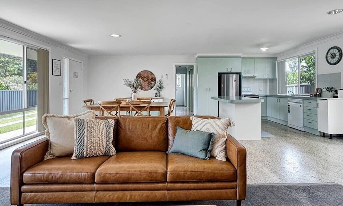 Maloneys Beach Apartment | Homely Maloneys Beach 3-Bed with Large Backyard