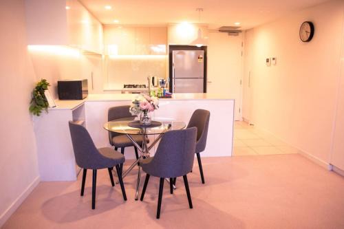Reid Apartment | Homely Modern Apt between the Lake and City - Hosted by CanStay