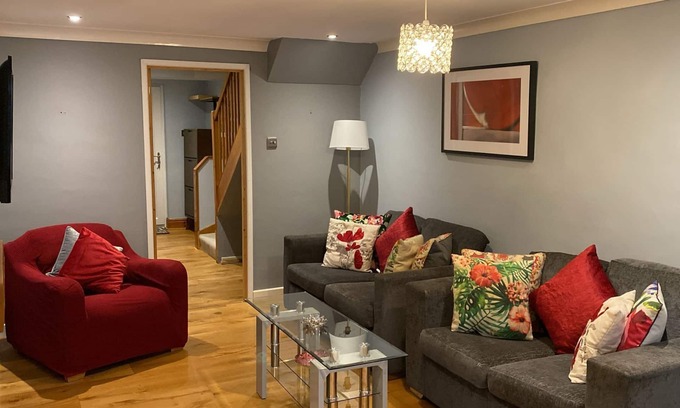 Cambridge House | Homely & Warm 4 Bed house Big Garden Free Parking