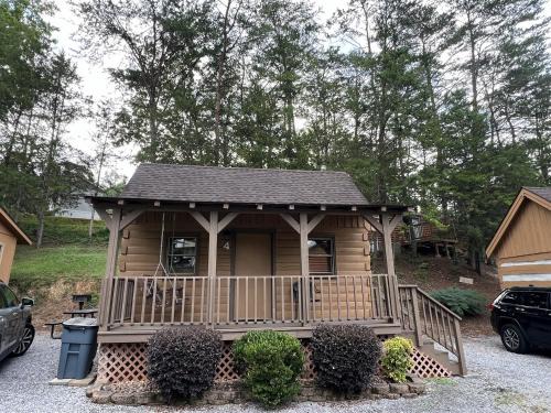 Gatlinburg - Pigeon Forge Ski Chalet | Homey Cabin with Mountain Views