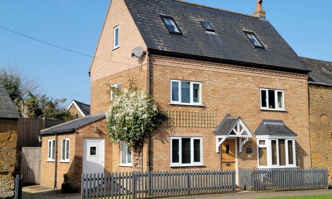 Sibford Gower Cottage | HONEYSUCKLE COTTAGE (MIDDLE TYSOE), pet friendly in Tysoe