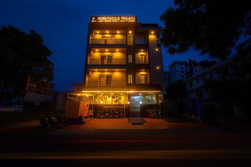 Greater Noida Hotel | Honeyveils Palace Hotel - Behind Indian Expo Mart