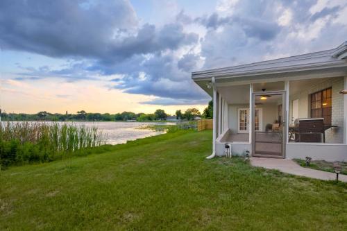 Winter Haven House | Hook, Line and Leisure Lakefront Gem with Porch!