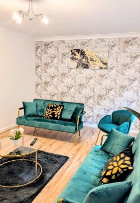 Thamesmead East Apartment | Horse view spacious 4BR Hse sleeps 8 Garden & driveway parking