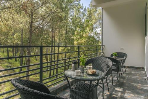 Dharampur Apartment | Host jatin Mountain hills kasauli 7o1827o7o3