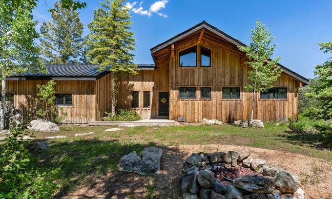 Los Ranchitos Estates House | Hot Tub, 3 Min to Skiing, Incredible Deck/Views!