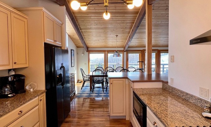 Plymouth House | Hot Tub & 9 Min to Killington's Skyeship Gondola, 20 Min to Okemo
