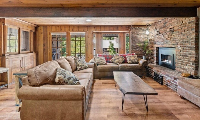Cle Elum Cabin | Hot Tub and Private Cabins, Free Kayaks and EV Charger