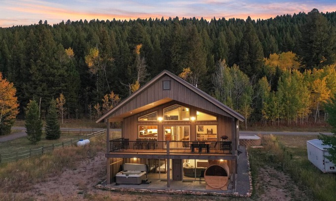 Island Park Apartment | Hot Tub Barrel Sauna Fire Pit Yellowstone