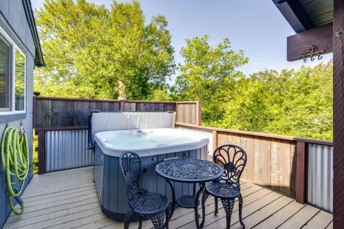 Waldport House | Hot Tub, Deck and Views Waldport Getaway!