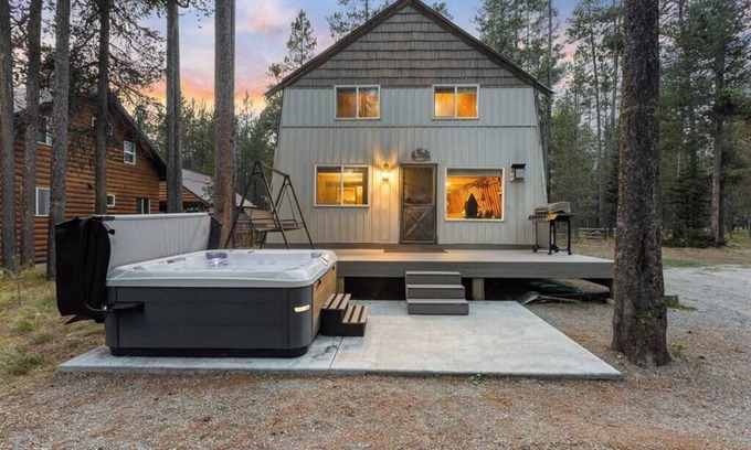 Island Park House | Hot Tub - Fire Pit - BBQ & 25min to Yellowstone!
