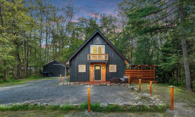 Tobyhanna Ski Chalet | Hot tub Fire pit Outdoor grill Resort access