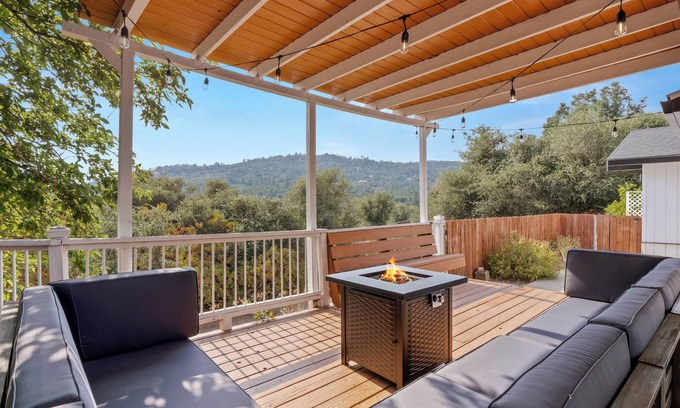 Yosemite Forks House | Hot Tub - Game Room - Fire Pit - 20 min 2 YosemitenEV Charger Level 2