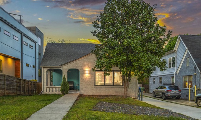 Reynoldstown House | Hot Tub|King Beds|Walkable|Bubbles & Brew Bungalow