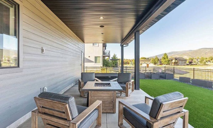 Francis House | Hot tub, Minutes 2 ParkCity & Jodanelle, Pets are Allowed!