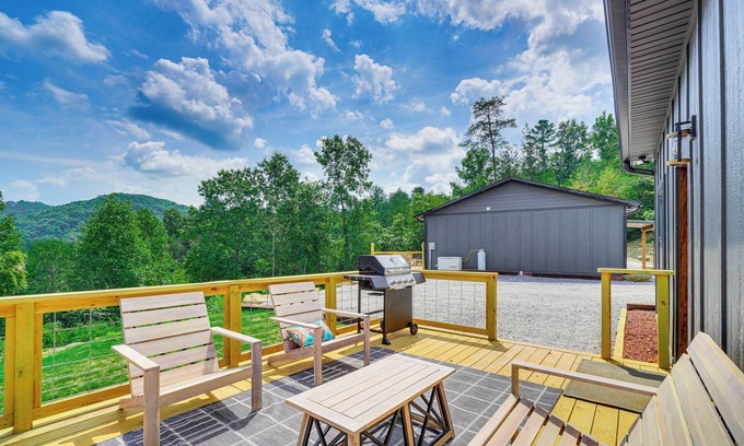 Unaka Cabin | Hot Tub & Mtn Views: Pet-Friendly Englewood Cabin