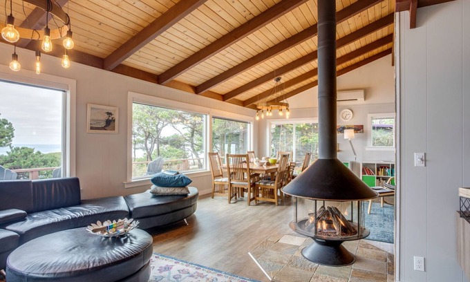 South Beach House | Hot Tub! Ocean Front & Dog Friendly! South Beach, Newport!