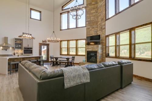 Blue River House | Hot Tub, Pool Table and Fireplace 5 Mi to Breck!