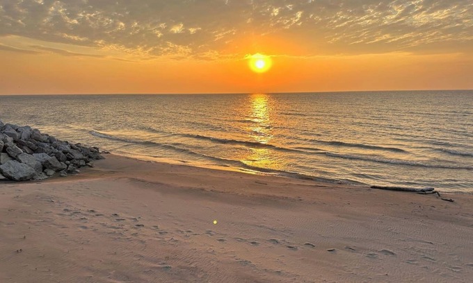 Two Rivers House | Hot Tub | Sleeps 20 | Private Beach | Game Room
