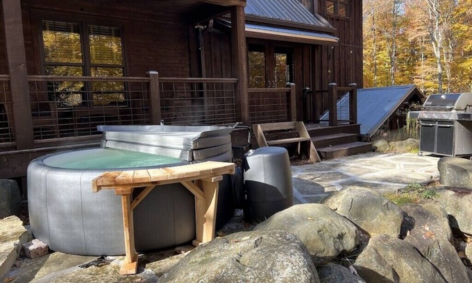 Oostburg Cabin | HOT TUB w/Beach Access near Kohler-Andrae