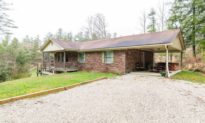 Rogers Apartment | Hot Tub & WiFi -Carrie`s Cottage - Red River Gorge