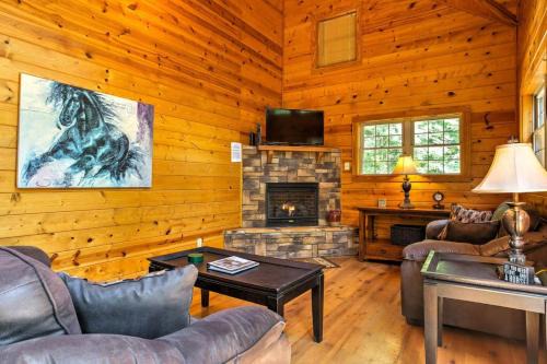Stanton House | Hot Tub & WiFi - ManeStay - Red River Gorge KY
