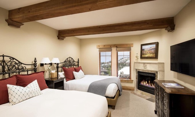 Deer Valley Hotel | Hotel 2 Queen Hotel Room