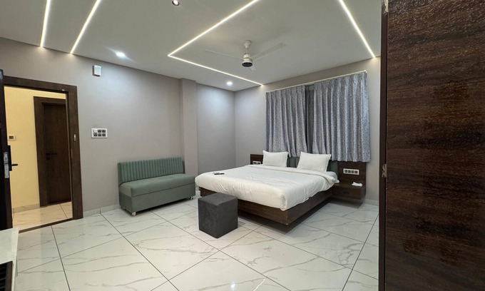 Sanwer Hotel | Hotel Aashiyana