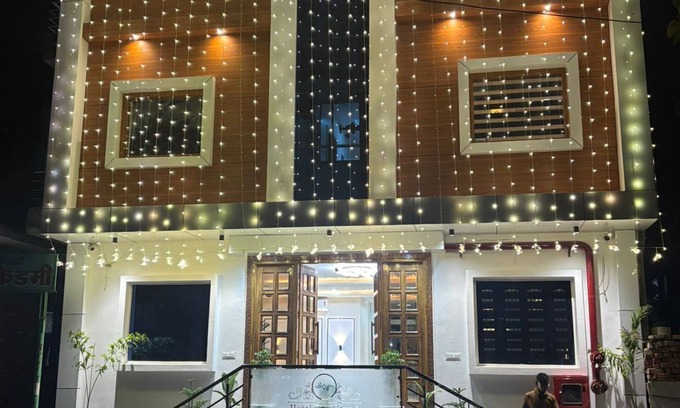 Varanasi Hotel | HOTEL D C GRAND