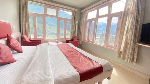 Old Manali Hotel | Hotel Meadows & Hotel OceanGrass ! Rooftop Cafe ! Music ! Near To Mall Road