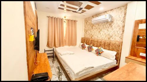 Ujjain Hotel | HOTEL PREMIUM VINAYAAK Near Mahakal Temple And Railway Station - Air Conditioned hotel - A Top Premium Hotel