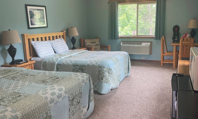 Jenkins Cabin | Hotel Room at Wildwedge RV Lodge
